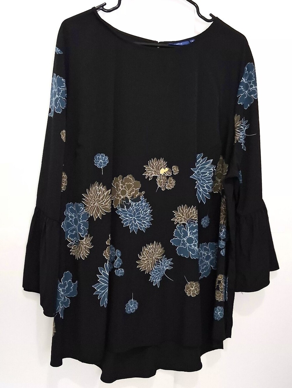 Black Blouse with Blue and Tan Floral Print Size 3X Apt. 9